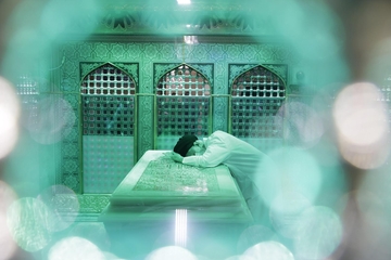 Dépoussiérage du sanctuaire sacré de l’Imam Réza (AS) à Machhad